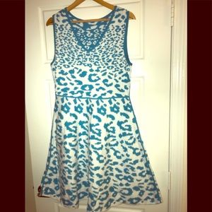 Reversible turquoise and white or white/turquoise.